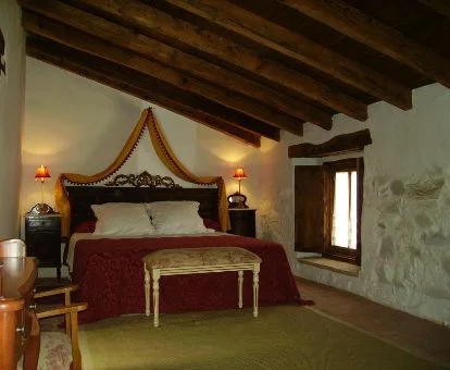 Una de las elegantes habitaciones de estilo rústico de este hotel tradicional.