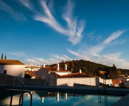 Piscina exterior con vistas de este hotel rural con spa.
