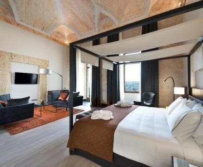 Una de las elegantes habitaciones con zona de estar del hotel.