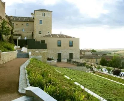 Edificio de este hotel con encanto en un convento con preciosas vistas.