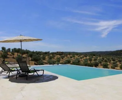 Piscina con preciosas vistas a la naturaleza de este hotel con encanto.