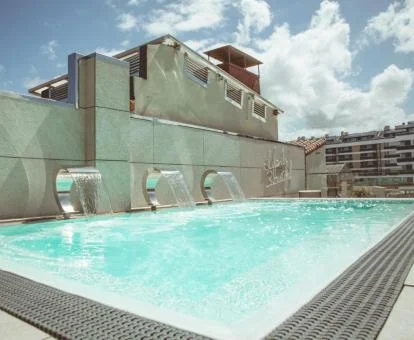 Piscina exterior con chorros en cascada de este precioso hotel.
