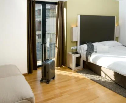 Una de las amplias habitaciones con zona de estar del hotel.