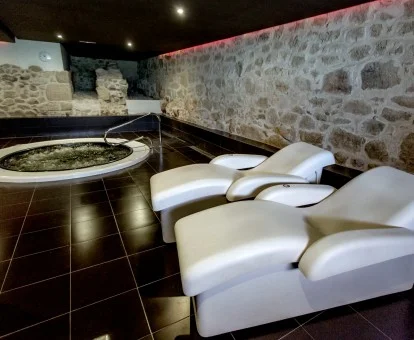 Zona de bienestar del hotel con jacuzzi y tumbonas.