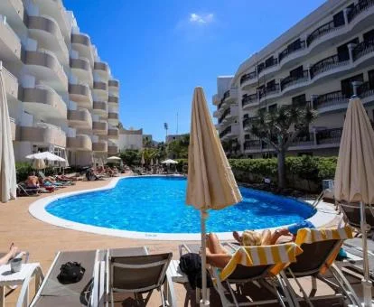 Edificio de este hotel solo para adultos con una amplia piscina exterior.