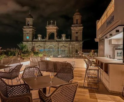 Hermosa terraza con fabulosas vistas a la catedral de este hotel boutique.