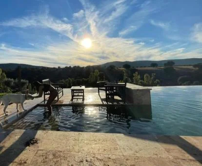 Preciosa zona exterior con piscina y vistas a la naturaleza de este establecimiento.