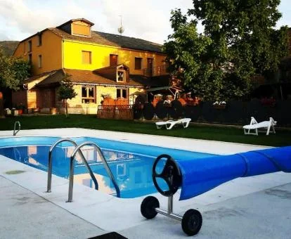 Hotel rural con piscina exterior y jardín.