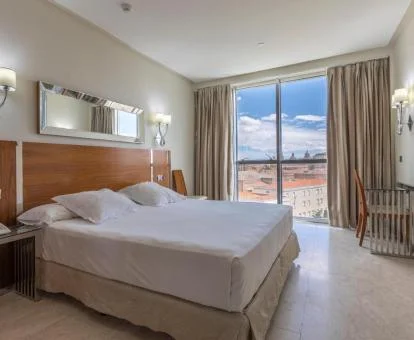 Una de las luminosas habitaciones dobles con amplios ventanales y vistas de este hotel boutique.