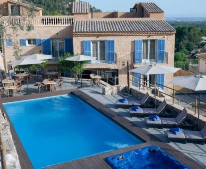 Edificio de este hotel solo para adultos con piscina exterior y solarium.