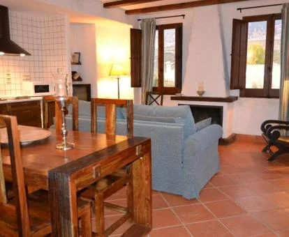 Interior de uno de los acogedores apartamentos rústicos del establecimiento.