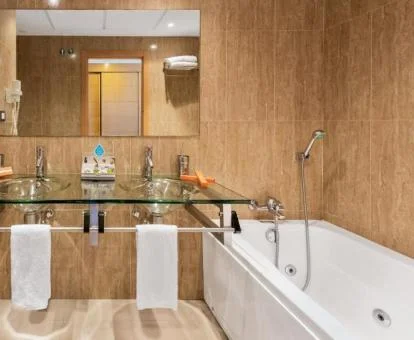 Baño con bañera de hidromasaje privada del apartamento Private Collection de dos dormitorios.