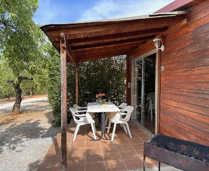 Una de las cabañas de madera con terraza de este complejo rural.