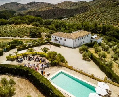 Hermoso cortijo con piscina rodeado de espacios verdes para explorar.