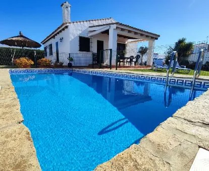 Hermosa casa rural independiente con amplia zona exterior y piscina privada.
