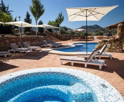 Zona exterior con piscina y jacuzzi del hotel.