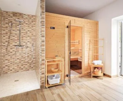 Acogedora zona de bienestar con sauna del alojamiento.