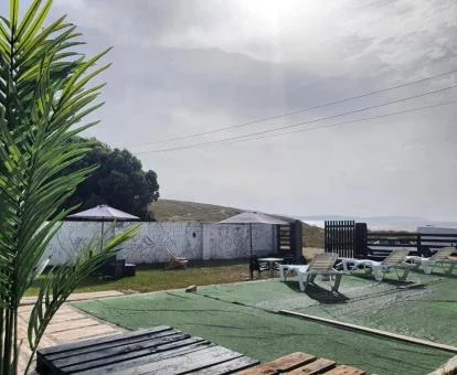 Zona de estar exterior con tumbonas de este alojamiento solo para adultos.
