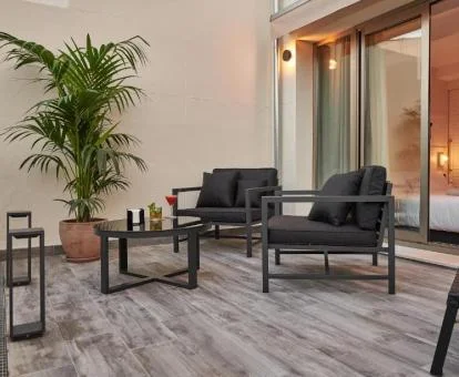 Terraza con mobiliario de la habitación ático del hotel.
