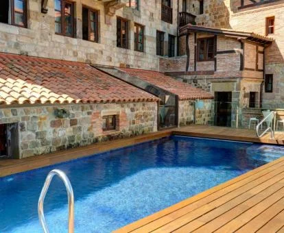 Piscina exterior de este hotel romántico.