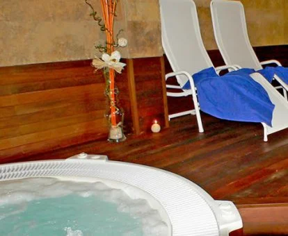 Zona de relajación y jacuzzis del centro de spa del hotel.