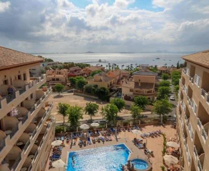 Hotel con encanto con amplias zonas exteriores y jardín a pocos pasos de la playa.