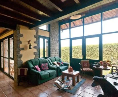 Salón compartido con amplios ventales de este hotel romántico.