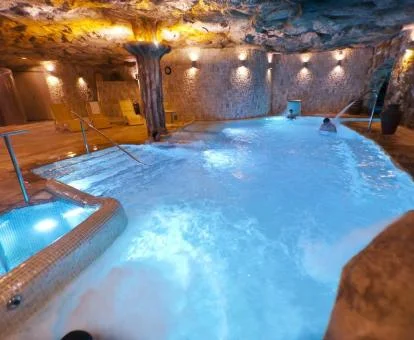 Espectacular piscina con elementos de hidroterapia al aire libre del hotel.