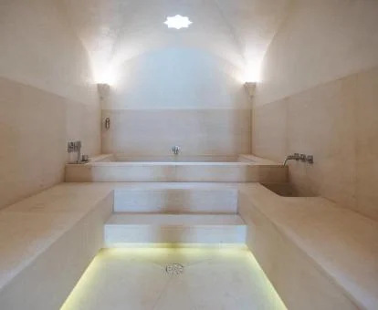 Baños árabes de las instalaciones de bienestar del alojamiento.