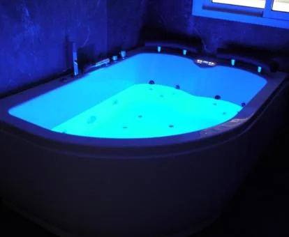 Amplio jacuzzi privado de uno de los estudios del establecimiento.