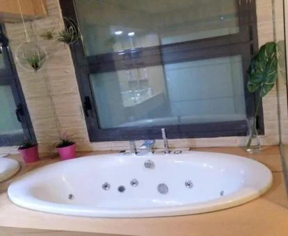 Bañera de hidromasaje privada en el baño de este apartamento privado.