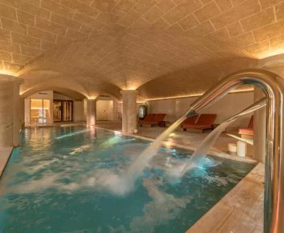 Piscina con chorros y elementos de hidroterapia del centro de spa del hotel.