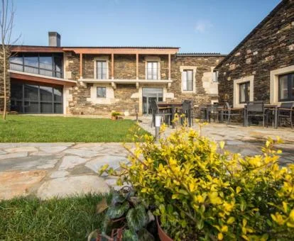 Edificio de este hotel rural con zona exterior y mobiliario al aire libre.