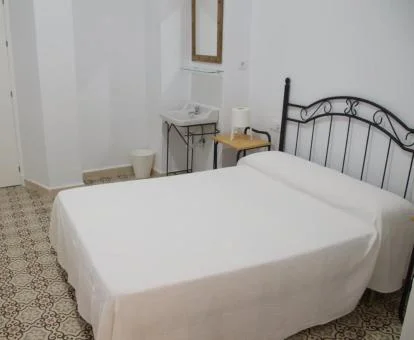 Una de las acogedoras habitaciones de esta pensión solo para adultos.
