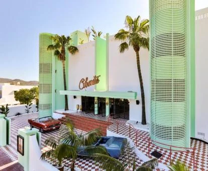 Preciosa fachada de este hotel solo para adultos con estilo cubano.