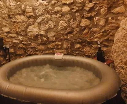 Acogedor rincón con jacuzzi privado de este precioso apartamento cueva.