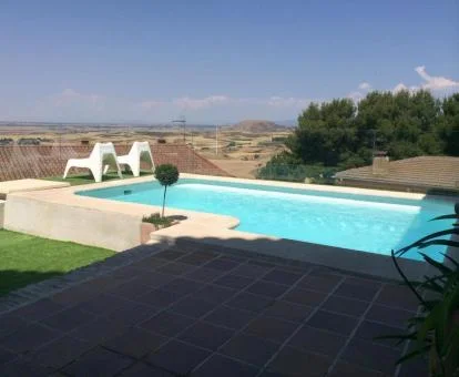 Agradable zona exterior con piscina y vistas al campo de este alojamiento rural.