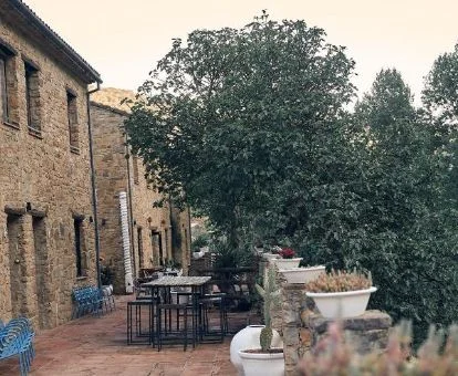 Acogedor hotel rural en un tranquilo entorno con mobiliario al aire libre.