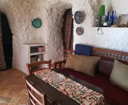Interior de esta acogedora casa cueva ideal para disfrutar de una escapada rural en pareja.