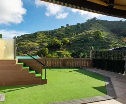 Zona exterior privada con piscina y vistas a las montañas de esta casa rural.