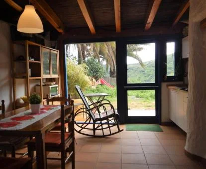 Interior de esta acogedora casa cueva con fabulosas vistas al campo.