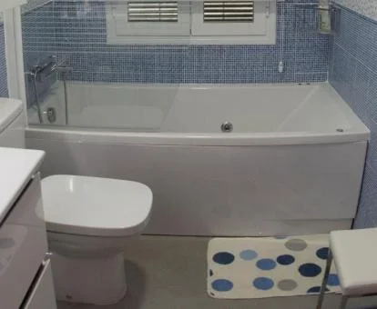 Bañera de hidromasaje privada en el baño de este acogedor apartamento.