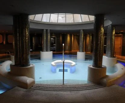 Piscina cubierta con elementos de hidroterapia del spa del hotel.