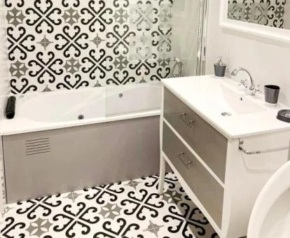 Bañera de hidromasaje privada en el baño de este dormitorio independiente.