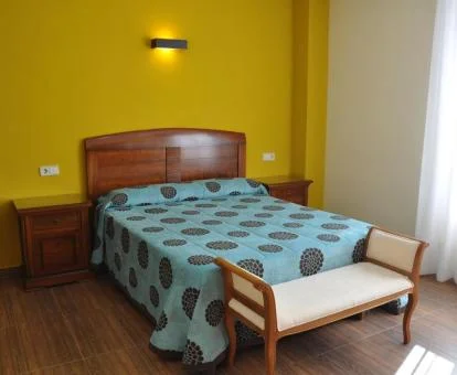 Una de las acogedoras habitaciones dobles de estilo tradicional de este hotel rural.