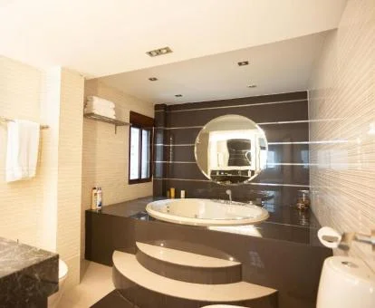 Baño con bañera de hidromasaje privada de este apartamento independiente.
