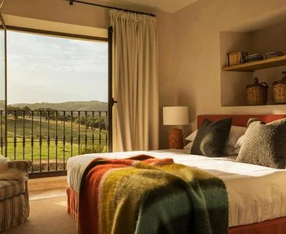 Una de las preciosas habitaciones con balcón y vistas al campo del hotel.