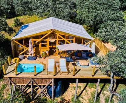 Vista aérea de uno de los preciosos alojamientos independientes con piscina privada de este establecimiento rural.