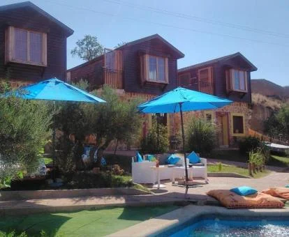 Establecimiento rural de cabañas independientes con piscina exterior.