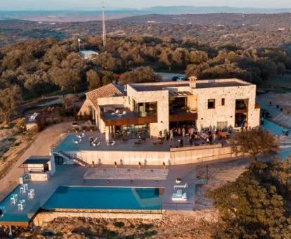 Alojamiento rural con piscina en un entorno tranquilo para descansar.